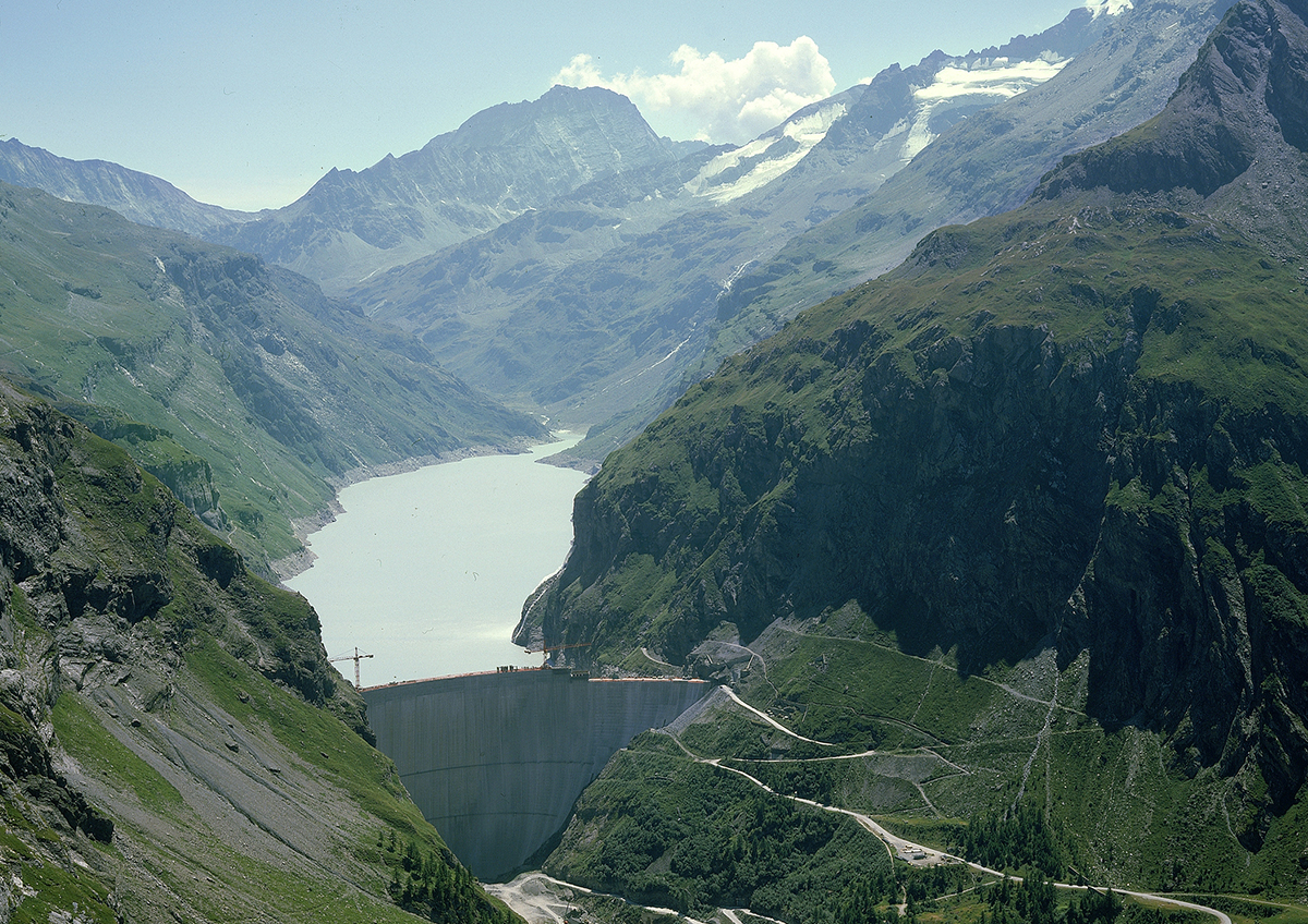 Le barrage de Mauvoisin lors du rehaussement de 1990. 